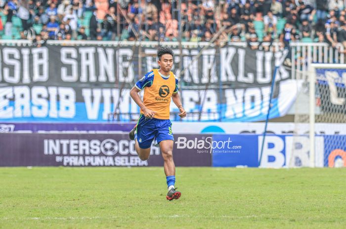 Bek Persib Bandung, Kakang Rudianto, sedang mendapatkan menu latihan tambahan seusai laga pekan ke-24 Liga 1 2022 di Stadion Pakansari, Bogor, Jawa Barat, Selasa (14/2/2023).