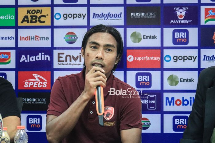 Bek PSM Makassar, Erwin Gutawa, sedang memberikan keterangan kepada awak media saat sesi jumpa pers setelah laga pekan ke-24 Liga 1 2022 di Stadion Pakansari, Bogor, Jawa Barat, Selasa (14/2/2023).