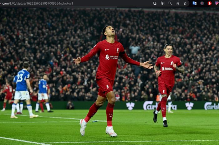 Penyerang Liverpool, Cody Gakpo, merayakan gol ke gawang Everton dalam laga Liga Inggris di Stadion Anfield, Senin (13/2/2023).