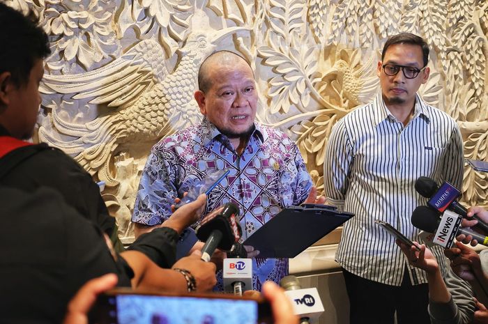 Calon Ketua Umum PSSI periode 2023-2027, La Nyalla saat ditemui wartawan di Hotel Shangri-La, Jakarta, Selasa (14/2/2023).