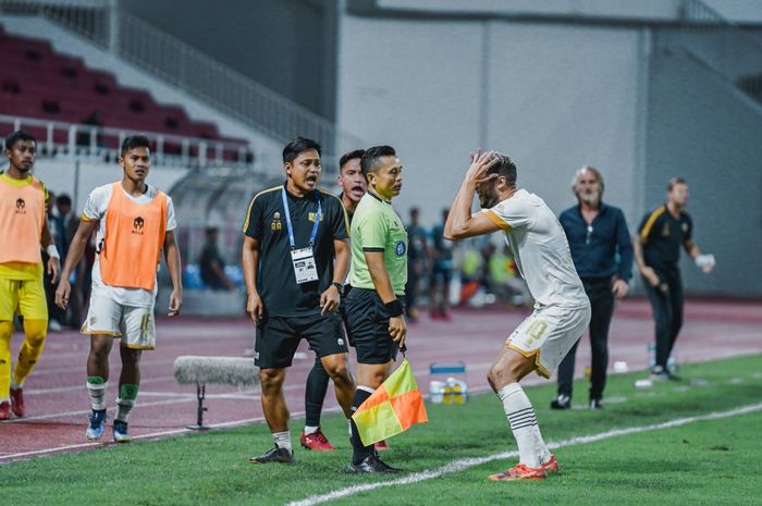 Wasit tidak mengsahkan gol Dewa United FC yang onside.