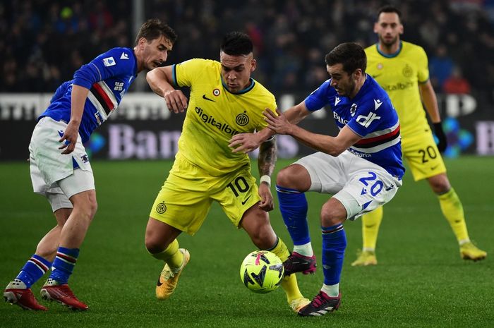 Striker Inter Milan, Lautaro Martinez, dikepung oleh dua gelandang Sampdoria, Filip Djuricic dan Harry Winks, dalam laga Liga Italia di Stadion Luigi Ferraris, Senin (13/2/2023).