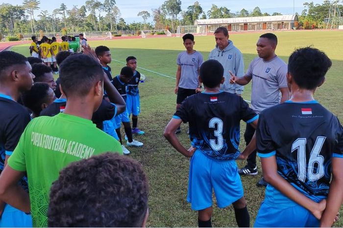 Wolfgang Pikal (tengah) dan Ardiles Rumbiak (kanan) tengah memberikan pengarahan kepada siswa Papua Football Academy, Kamis (9/2/2023) di Mimika.