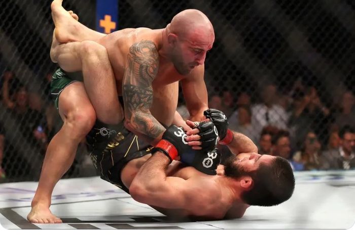 Alexander Volkanovski memberikan banyak kesulitan kepada Islam Makhachev dalam laga mereka di UFC 284, Minggu (12/2/2023) di Perth.