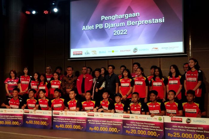 Atlet PB Djarum yang menerima pengharagaan atlet berprestasi sepanjang 2022 berpose di Galeri Indonesia Kaya, Jakarta, Selasa (14/2/2023).