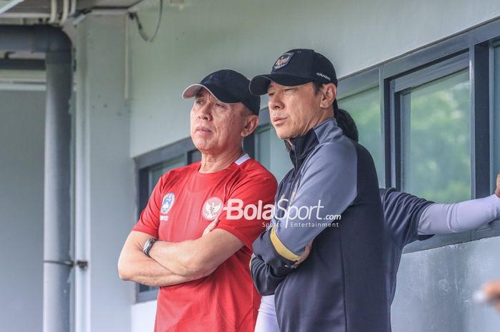 Pelatih timnas U-20 Indonesia, Shin Tae-yong (kanan) dan Ketua Umum PSSI, Mochamad Iriawan (kiri), sedang memantau para pemainnya berlatih di Lapangan A, Senayan, Jakarta, 15 Februari 2023.