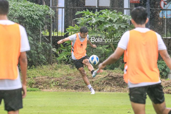 Pemain timnas U-20 Indonesia, Dony Tri Pamungkas, sedang menendang bola dalam sesi latihan di Lapangan A, Senayan, Jakarta, 15 Februari 2023.