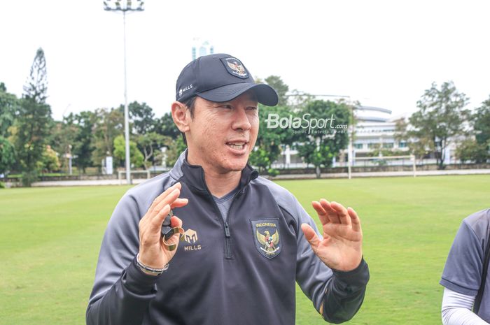 Pelatih timnas U-20 Indonesia, Shin Tae-yong, sedang memberikan keterangan kepada awak media di Lapangan A, Senayan, Jakarta, 15 Februari 2023.