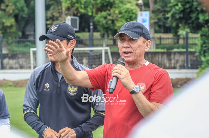 Ketua Umum PSSI, Mochamad Iriawan, sedang memberikan sembutan di Lapangan A, Senayan, Jakarta, 15 Februari 2023.