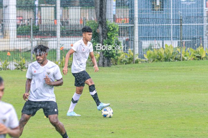 Pemain timnas U-20 Indonesia, Ginanjar Wahyu, sedang menguasai bola saat berlatih di Lapangan A, Senayan, Jakarta, 15 Februari 2023.