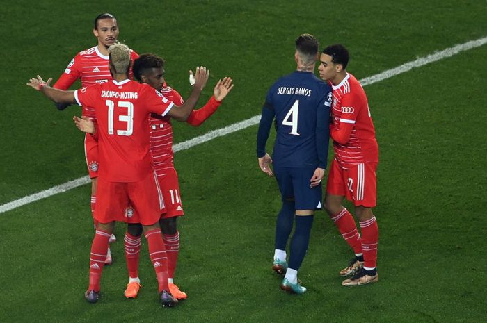 Para pemain Bayern Muenchen merayakan gol Kingsley Coman (tengah) ke gawang Paris Saint-Germain dalam laga leg pertama babak 16 besar Liga Champions di Stadion Parc des Princes, Selasa (14/2/2023).