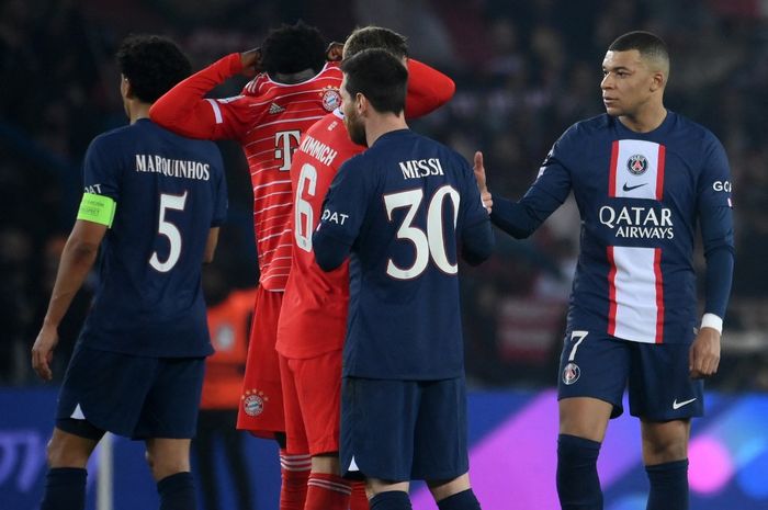 Ekspresi kecewa dua penyerang Paris Saint-Germain, Lionel Messi dan Kylian Mbappe, seusai kalah dari Bayern Muenchen dalam laga leg pertama babak 16 besar Liga Champions di Stadion Parc des Princes, Selasa (14/2/2023).