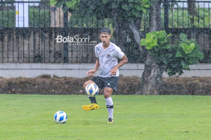 Pemain timnas U-20 Indonesia, Alfriyanto Nico, sedang menguasai bola saat berlatih di Lapangan A, Senayan, Jakarta, 15 Februari 2023.