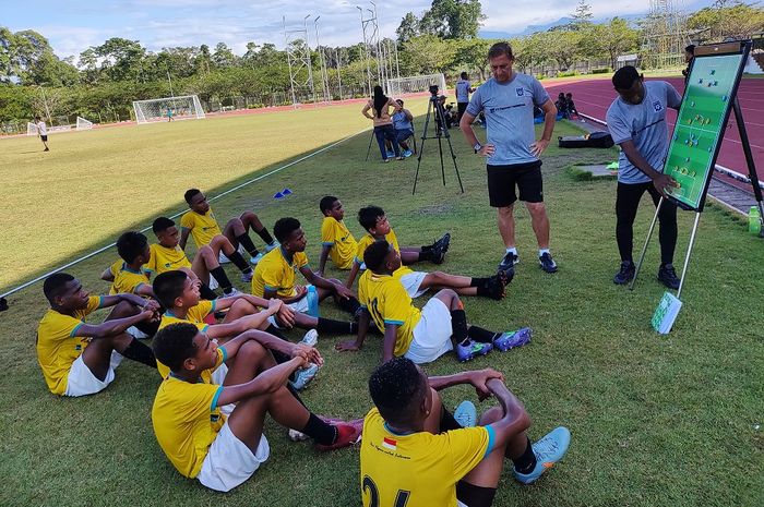 Suasana latihan anak-anak Papua Football Academy di Mimika Sport Complex, Kamis (9/2/2023).