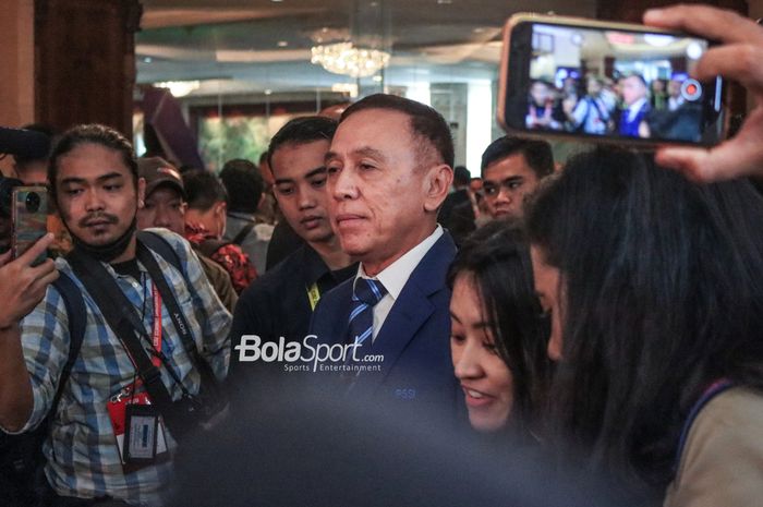 Ketua Umum PSSI, Mochamad Iriawan, sedang memberikan keterangan kepada awak media saat tiba menghadiri Kongres Luar Biasa di Hotel Sangri-La, Jakara, 16 Februari 2023.