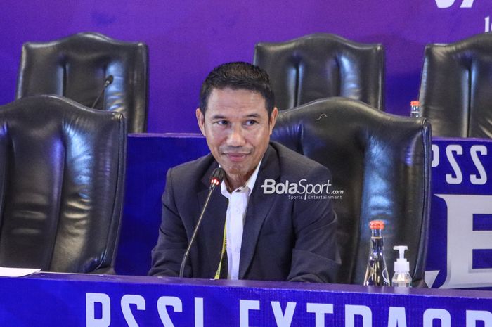 Sekretaris Jendral PSSI periode 2019-2023, Yunus Nusi, sedang memberikan keterangan kepada awak media di Hotel Sangri-La, Jakara, 16 Februari 2023.