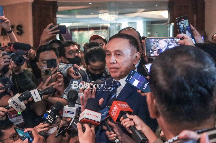 Ketua Umum PSSI, Mochamad Iriawan, sedang memberikan keterangan kepada awak media saat tiba menghadiri Kongres Luar Biasa di Hotel Sangri-La, Jakara, 16 Februari 2023.