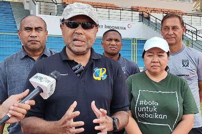 Direktur PT Freeport Indonesia, Claus Wamafma, berbicara soal komitmen untuk Papua Football Academy di Mimika Sports Complex, Jumat (10/2/2023).