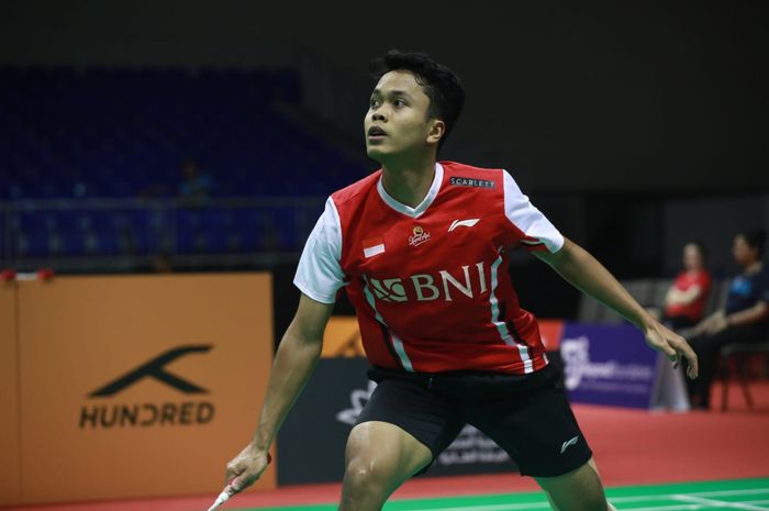 Pemain tunggal putra Indonesia, Anthony Sinisuka Ginting saat pertandingan Indonesia melawan Thailand pada Kejuaraan Beregu Campuran Asia 2023 di Dubai Exhibition Centre, Uni Emirat Arab, Kamis (16/2/2023)