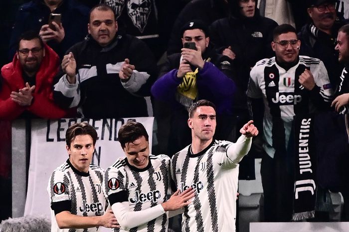 Penyerang Juventus asal Serbia, Dusan Vlahovic (kanan), melakukan selebrasi setelah membuka skor pada laga leg pertama play-off Liga Europa 2022-2023 antara Juventus vs Nantes, (17/2/2023)