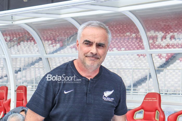 Pelatih timnas U-20 Selandia Baru, Darren Shaun  Bazzeley, sedang memantau para pemainnya bertanding dalam laga Turnamen Mini Internasional di Stadion Gelora Bung Karno, Senayan, Jakarta, Jumat (17/2/2023).