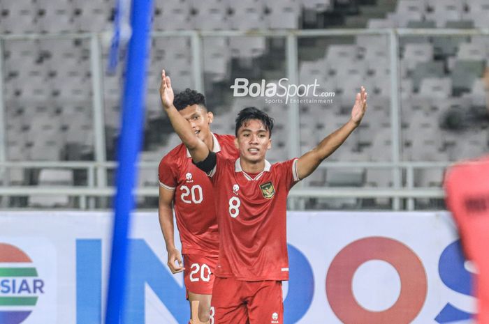 Gelandang timnas U-20 Indonesia, Arkhan Fikri (kanan), sedang melakukan selebrasi seusai mencetak gol dalam laga turnamen Mini Internasional di Stadion Gelora Bung Karno, Senayan, Jakarta, Jumat (17/2/2023).