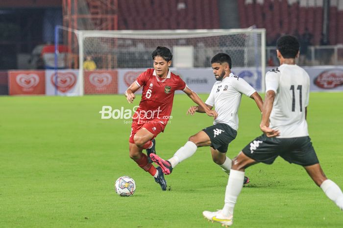 Gelandang timnas U-20 Indonesia, Zanadin Fariz (kiri), sedang menguasai bola dan berusaha direbut pemain timnas U-20 Fiji bernama Abudullah Bin Aiyas (kanan) dalam laga turnamen Mini Internasional di Stadion Gelora Bung Karno, Senayan, Jakarta, Jumat (17/2/2023).