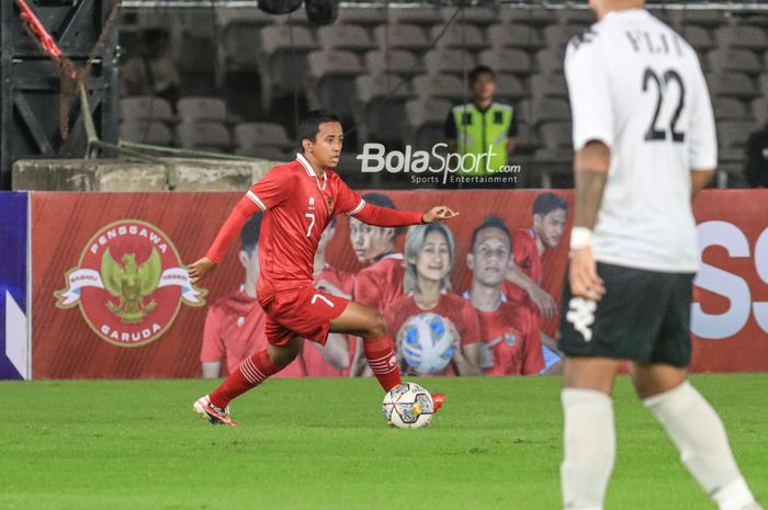 Pemain timnas U-20 Indonesia, Resa Aditya Nugraha (kiri), sedang menguasai bola saat bertanding dalam pertandingan turnamen Mini Internasional di Stadion Gelora Bung Karno, Senayan, Jakarta, Jumat (17/2/2023).