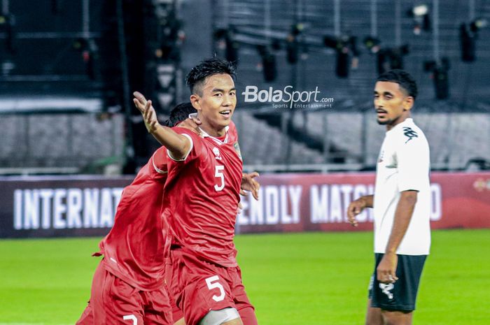 Bek timnas U-20  Indonesia, Kakang Rudianto, sedang melakukan selebrasi seusai mencetak gol dalam pertandingan turnamen Mini Internasional di Stadion Gelora Bung Karno, Senayan, Jakarta, Jumat (17/2/2023).