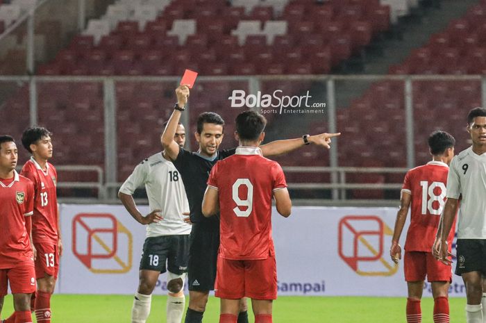 Hokky Caraka mendapatkan kartu merah setelah insiden dengan pemain Fiji.