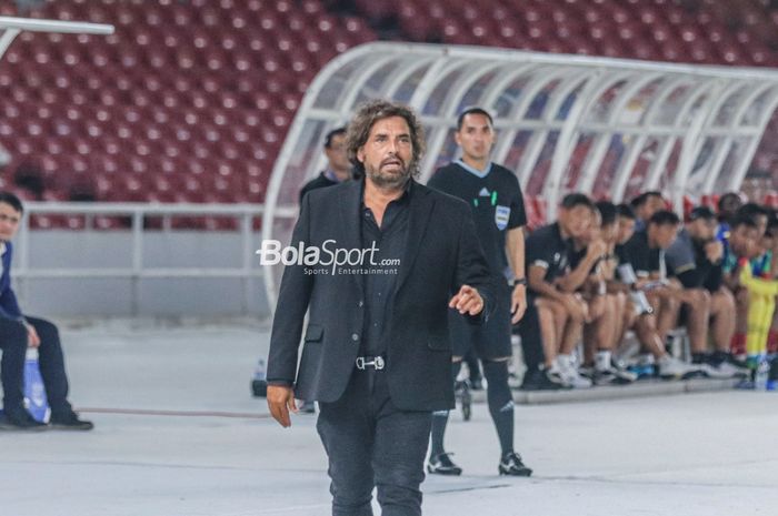 Pelatih timnas U-20 Fiji, Rodolfo Antonio Zapata, sedang memantau para pemainnya bertanding dalam laga turnamen Mini Internasional di Stadion Gelora Bung Karno, Senayan, Jakarta, Jumat (17/2/2023).