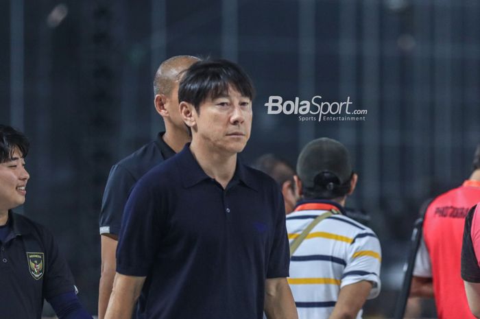 Pelatih timnas U-20 Indonesia, Shin Tae-yong, saat tiba di Stadion Gelora Bung Karno, Senayan, Jakarta, Jumat (17/2/2023).