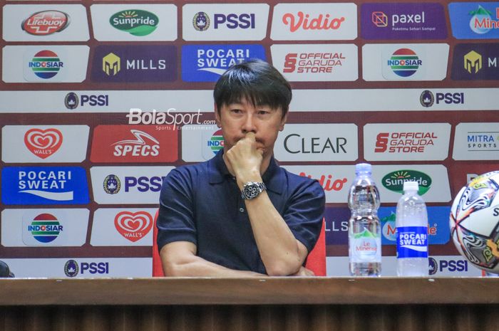 Pelatih timnas U-20 Indonesia, Shin Tae-yong, sedang menghadiri sesi jumpa pers setelah laga turnamen Mini Internasional di Stadion Gelora Bung Karno, Senayan, Jakarta, Jumat (17/2/2023).