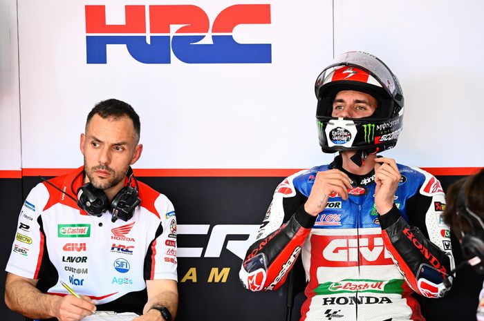 Pembalap LCR Honda, Alex Rins berbicara kepada krunya saat Tes Pramusim MotoGP di Sirkuit Sepang, Malaysia, 10 Februari 2023.