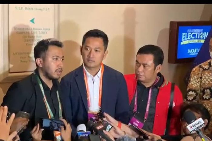 Muhammad (kiri) merupakan anggota Exco PSSI termuda 