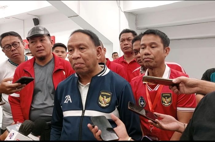 Zainudin Amali dalan sela-sela menonton turnamen mini pada laga timnas U-20 Indonesia vs Fiji di Stadion Utama Gelora Bung Karno (SUGBK), Senayan, Jakarta, Jumat (17/2/2023).