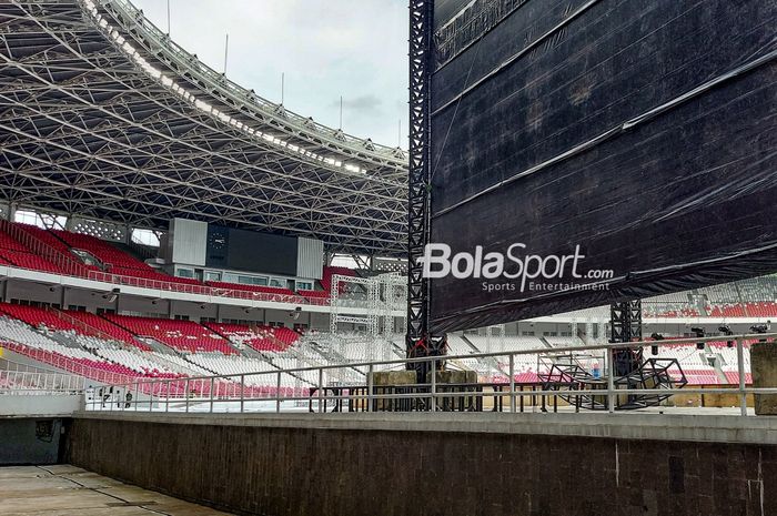 Panggung konser Raisa tampak menghiasi pinggir lapangan di Stadion Gelora Bung Karno, Senayan, Jakarta, 17 Februari 2023.