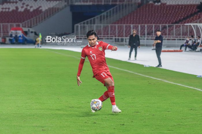 Bek sayap kiri timnas U-20 Indonesia, Frengky Deaner Missa, sedang menguasai bola laga turnamen Mini Internasional di Stadion Gelora Bung Karno, Senayan, Jakarta, Jumat (17/2/2023).