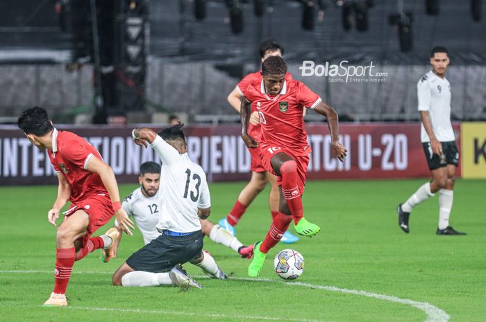 Striker timnas U-20 Indonesia, Hugo Samir (kanan), sedang berusaha melewati lawannya dalam laga turnamen Mini Internasional di Stadion Gelora Bung Karno, Senayan, Jakarta, Jumat (17/2/2023).