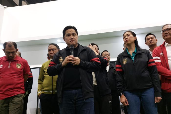 Ketua Umum PSSI, Erick Thohir saat memberi keterangan kepada awak media seusai rapat bersama Anggota Komite Eksekutif (Exco) PSSI bahas kericuhan di Stadion Jatidiri, Semarang, di Kantor PSSI, GBK Arena, Senayan, Jakarta, Sabtu (18/2/2023).