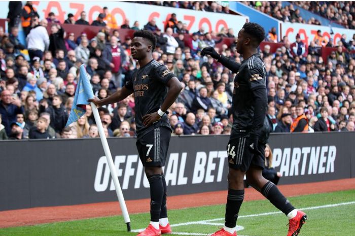 Winger Arsenal, Bukayo Saka, merayakan gol ke gawang Aston Villa pada partai pekan ke-24 Liga Inggris 2022-2023 di Villa Park, Sabtu (18/2/2023).