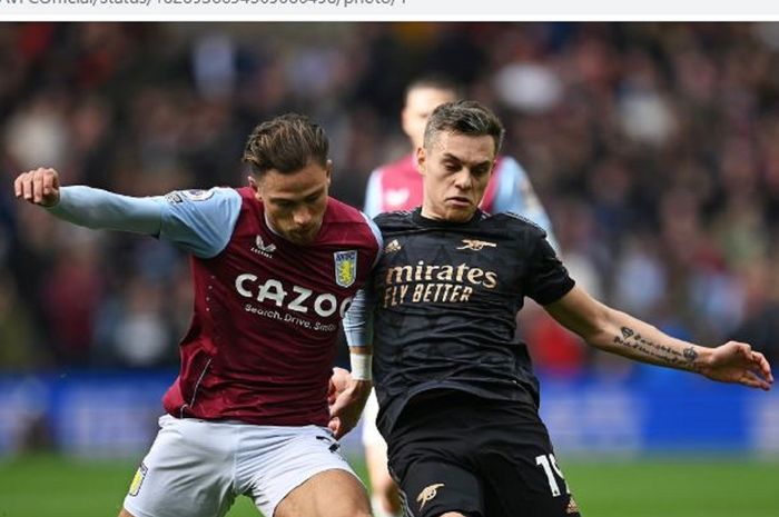 Bek Aston Villa, Matty Cash, berduel dengan winger Arsenal, Leandro Trossard, pada partai pekan ke-24 Liga Inggris 2022-2023 di Villa Park, Sabtu (18/2/2023).