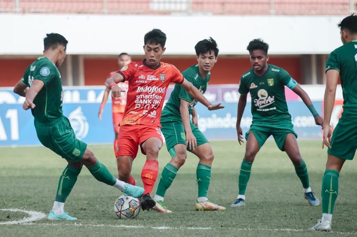 Made Tito Wiratama lakukan debut untuk tim utama Bali United lawan Persebaya Surabaya di Stadion Maguwoharjo, Sleman, Sabtu (18/2/2023).