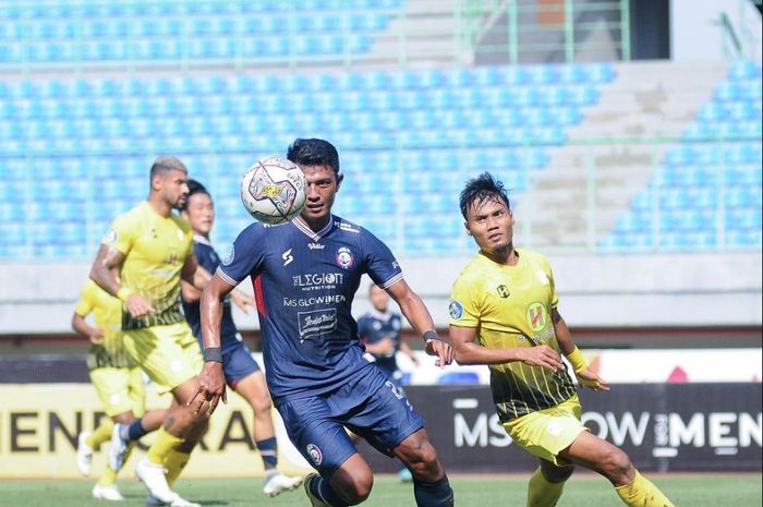 Suasana pertandingan antara Arema FC vs Barito Putera pada laga pekan ke-25 Liga 1 2022/2023 di Stadion Patriot Chandra Bhaga, Sabtu (18/2/2023).