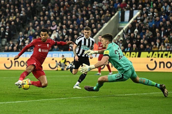 Gol Cody Gakpo (kiri) membawa Liverpool menang 2-0 atas Newcastle United pada lanjutan Liga Inggris musim 2022-2023 di St. James' Park, Minggu (19/2/2023) dini hari WIB. 