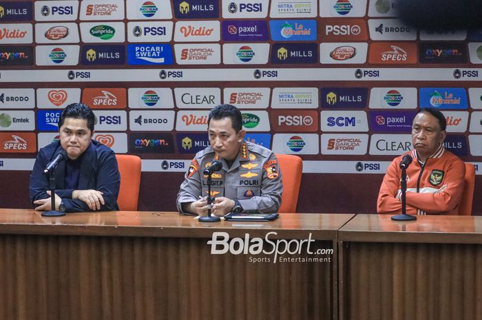 (Dari kiri ke kanan) Erick Thohir sebagai Ketua Umum PSSI, Kapolri Jendral Listyo Sigit Prabowo, dan Zainudin Amali selaku Menteri Pemuda dan Olahraga Republik Indonesia sedang melakukan sesi jumpa pers di Stadion Gelora Bung Karno, Senayan, Jakarta, Minggu (19/2/2023) siang.