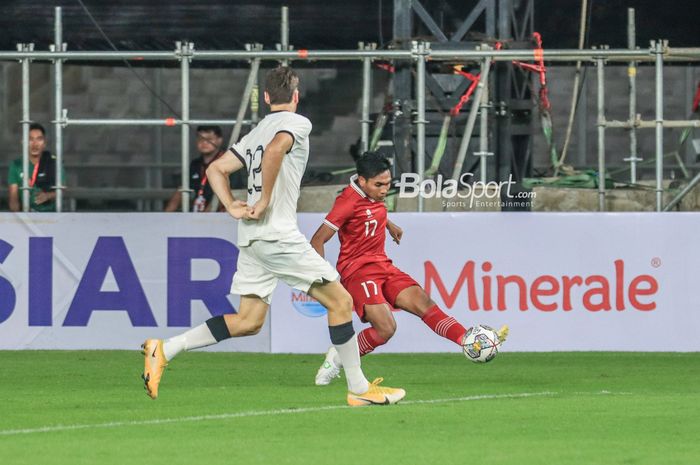 Bek sayap kiri timnas U-20 Indonesia, Frengky Deaner Missa (kanan), sedang mengoper bola saat berlaga dalam laga turnamen Mini Internasional di Stadion Gelora Bung Karno, Senayan, Jakarta, Minggu (19/2/2023) malam.