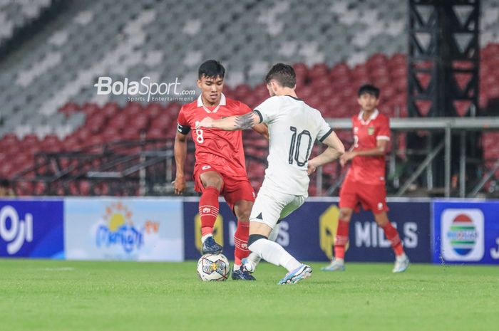 Gelandang timnas U-20 Indonesia, Arkhan Fikri (kiri), sedang menguasai bola saat bertanding dalam laga turnamen Mini Internasional di Stadion Gelora Bung Karno, Senayan, Jakarta, Minggu (19/2/2023) malam.