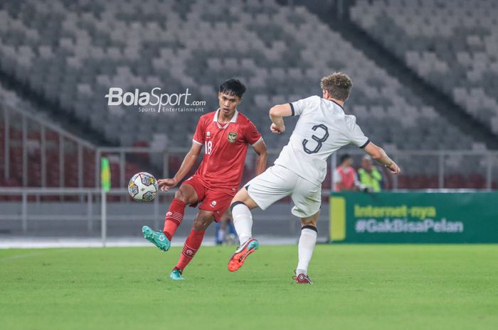 Pemain timnas U-20 Indonesia, Alfriyanto Nico (kiri), sedang mengoper bola saat berlaga dalam laga turnamen Mini Internasional di Stadion Gelora Bung Karno, Senayan, Jakarta, Minggu (19/2/2023) malam.