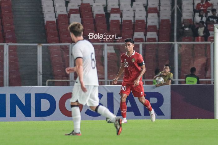 Bek timnas U-20 Indonesia, Muhammad Ferarri (kanan), sedang menguasai bola saat berlaga dalam laga turnamen Mini Internasional di Stadion Gelora Bung Karno, Senayan, Jakarta, Minggu (19/2/2023) malam.